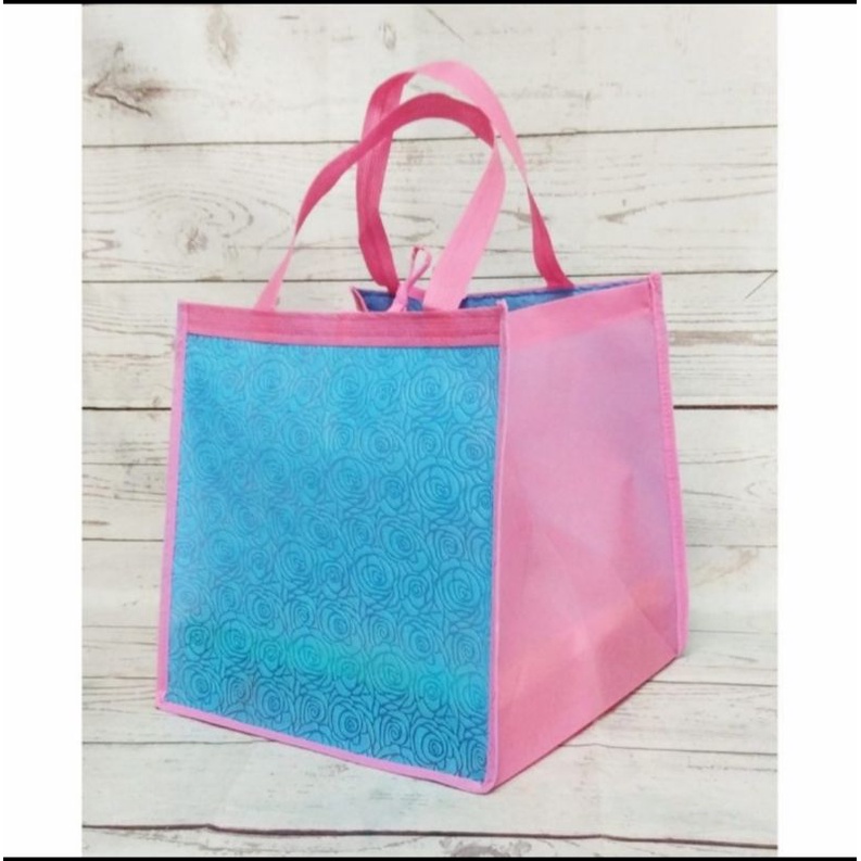 

Goodie Bag Tas Spunbond 3D Premium Kotak Nasi 28×28 cm Hajatan