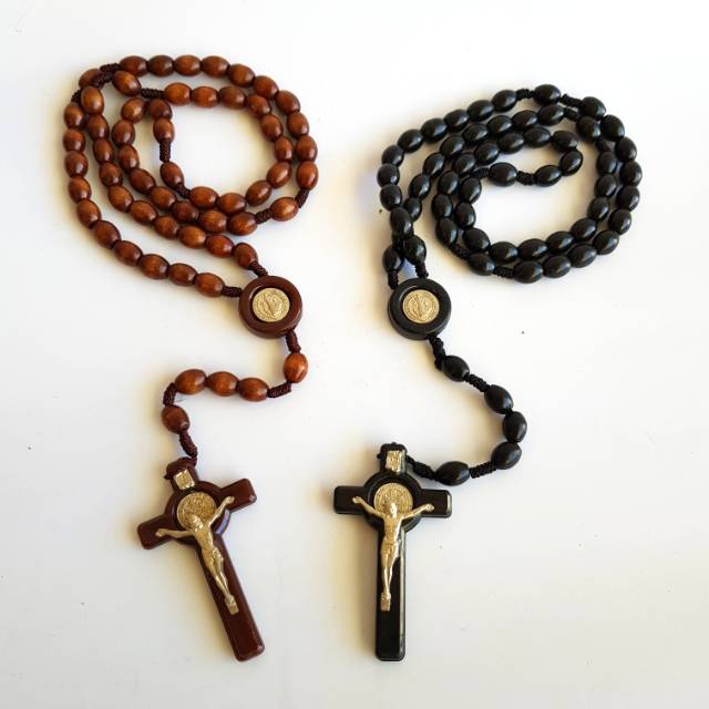 Kalung Rosario Kayu dengan Liontin Benediktus Warna Coklat dan Hitam