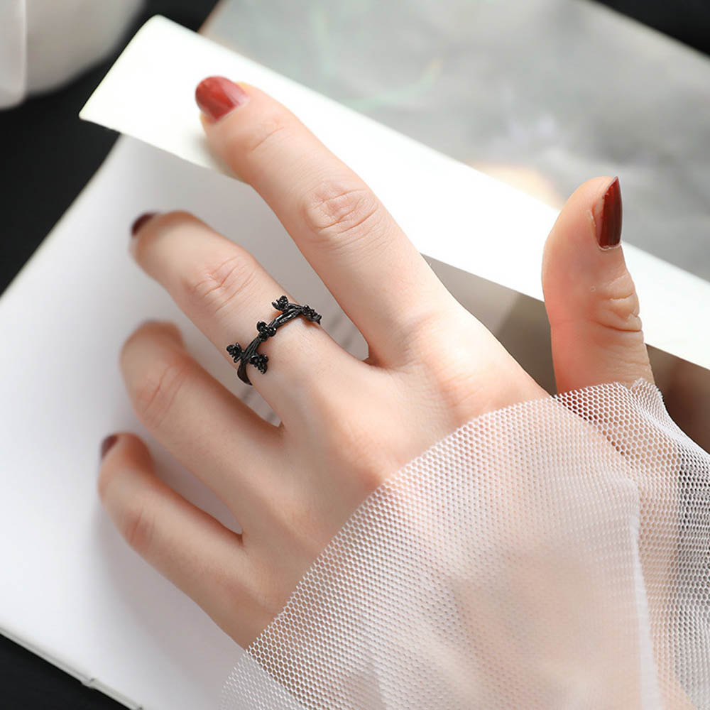 Cincin Jari Telunjuk Model Terbuka Dapat Disesuaikan Desain Plum Blossom Warna Hitam Gaya Korea