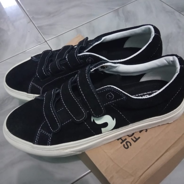 Sepatu Shining bright size 43