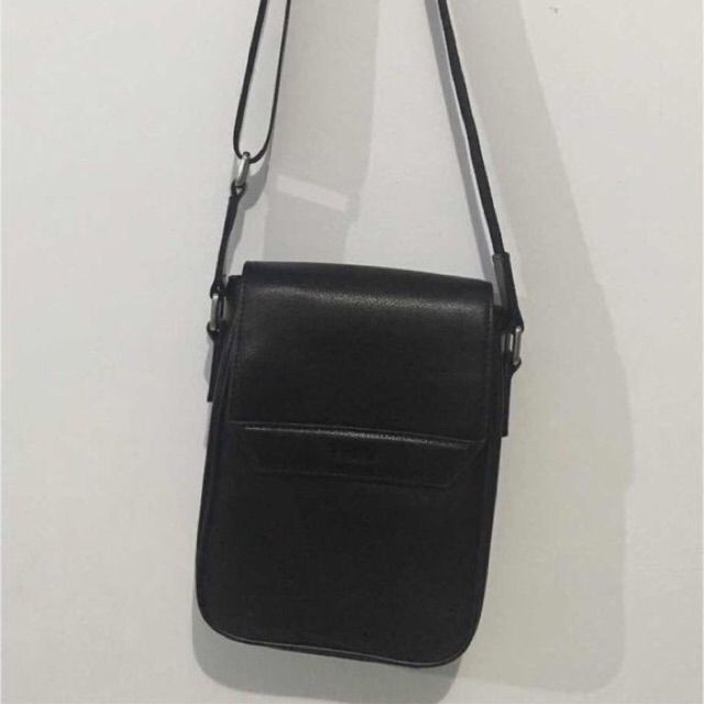 Preloved Tas Kulit Pria Pedro