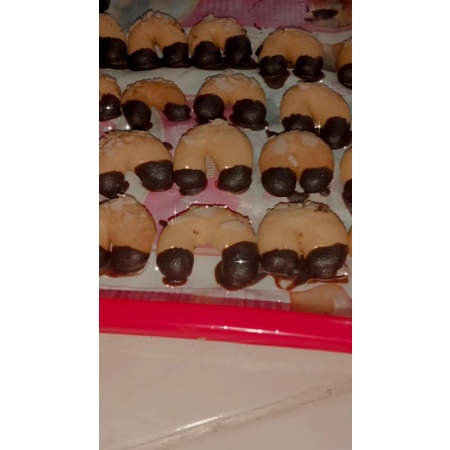 

cookies coklat toping almon
