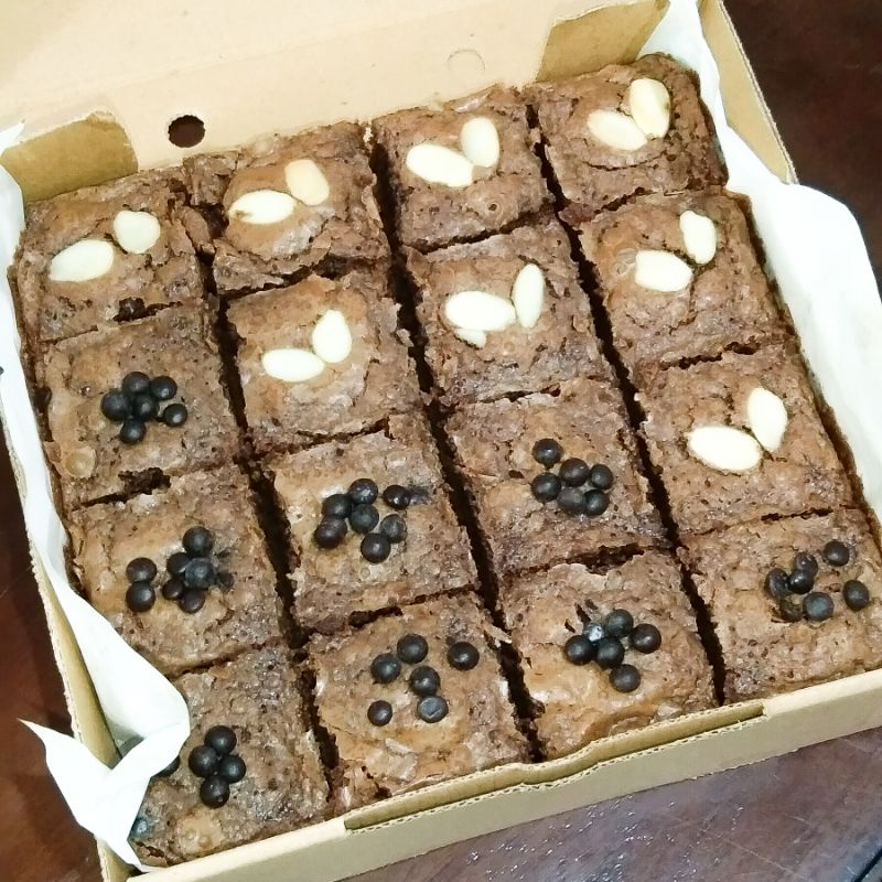 

BROWNIES PANGGANG,FUDGY BROWNIES + TOPPING 20X20