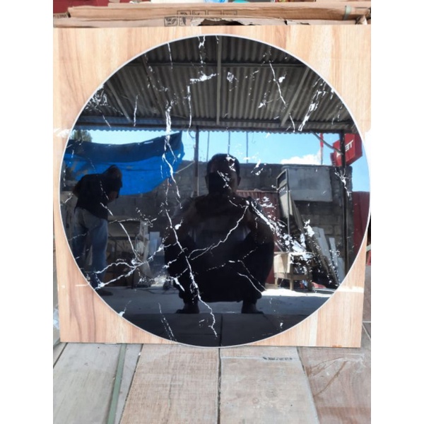 Granit meja bulat  hitam motif ukuran 60x60 glossy