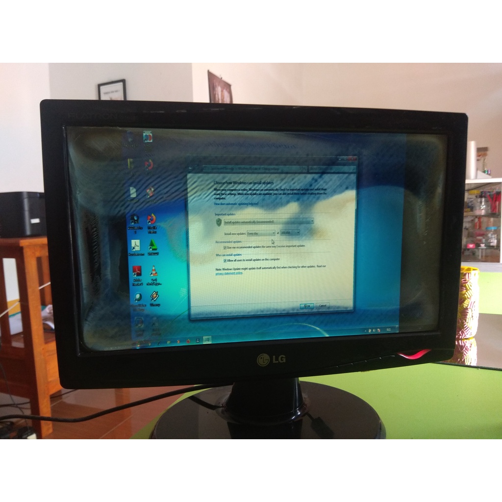 LCD Monitor Komputer Merk LG 14 inch