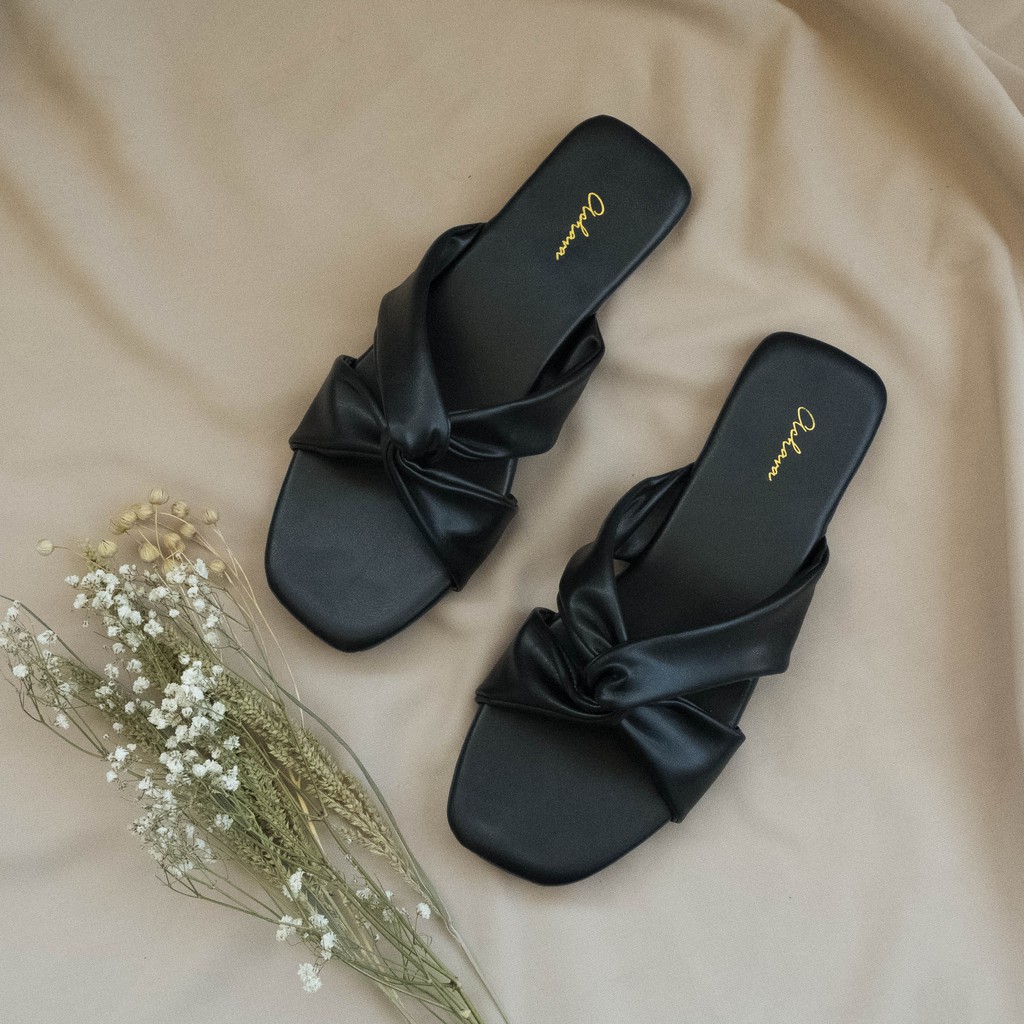 ACHAVA Sandal Wanita Cary Sendal Teplek Kenkinan-HITAM