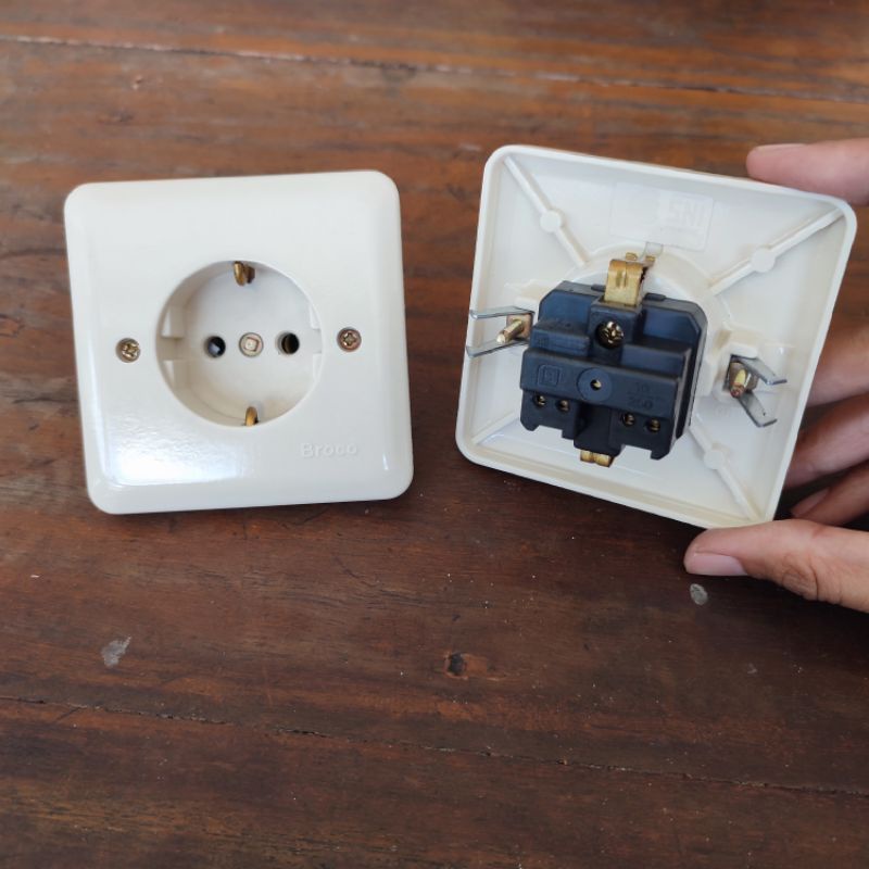 Stop Kontak Broco IB Inbow Tanam Tembok 5511U