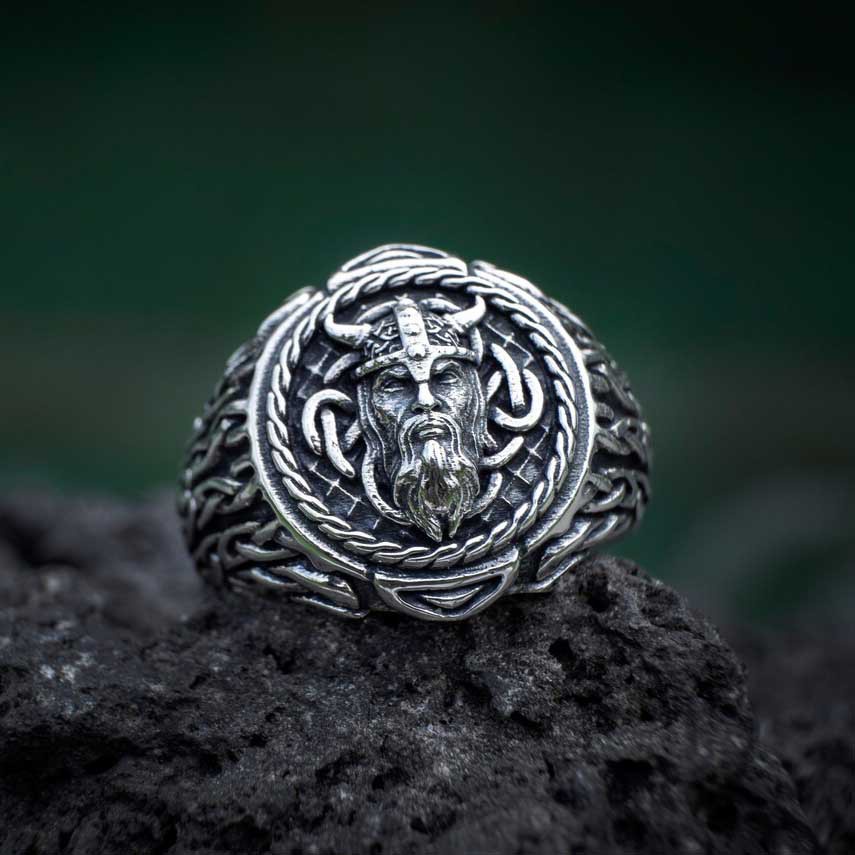 Cincin Bentuk Kepala Banteng Bahan Titanium Steel Warna Silver Gaya Vintage Untuk Pria