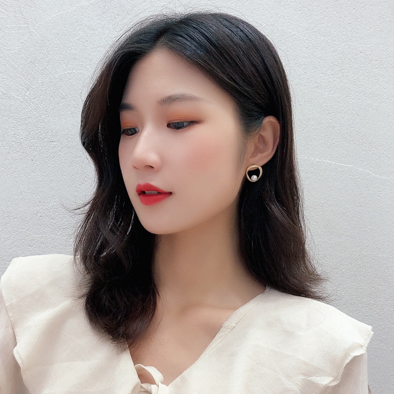 Anting Giwang Simple Model Geometris Warna Gold Dengan Mutiara Imitasi Untuk Wanita