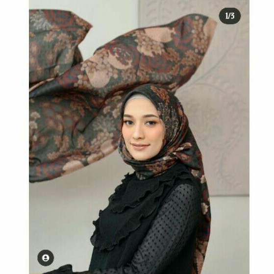 Preloved Marina Scarf Wearing Klamby