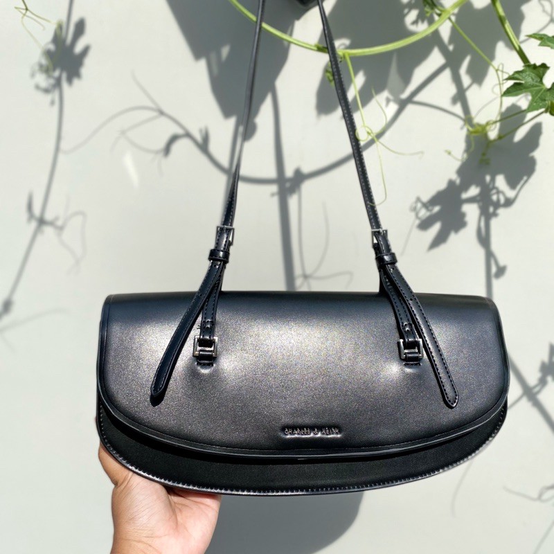 Tas Wanita Elongated Saddle