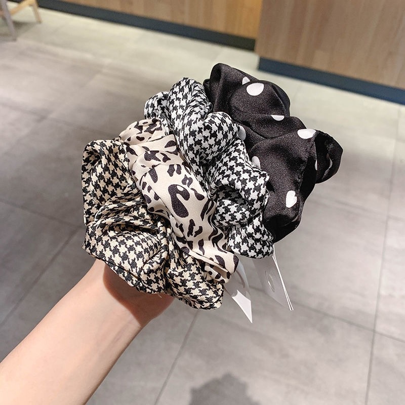 Ikat Rambut Scrunchie Perempuan Motif Abstrak Aksesoris Kunciran Kualitas Bahan Elastis AK250