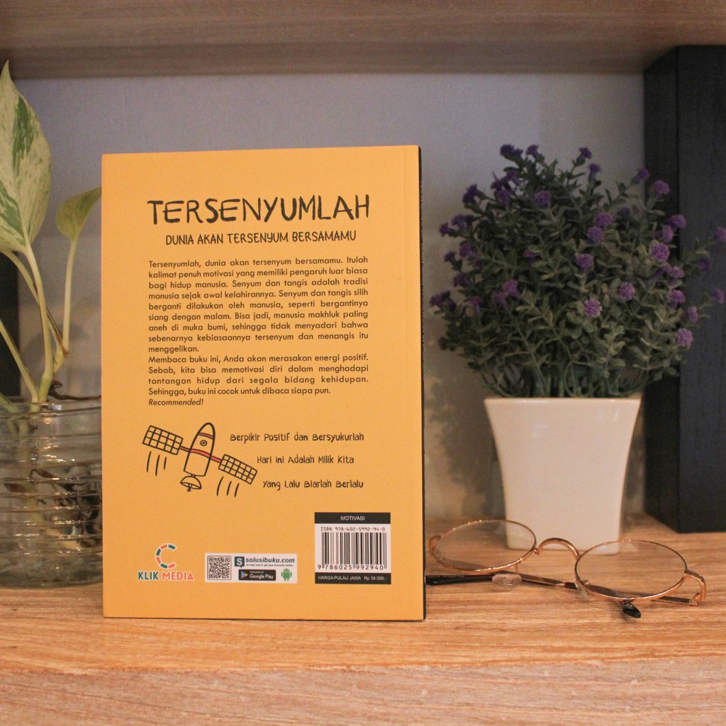 BUKU MOTIVASI : Tersenyumlah, Dunia Akan Tersenyum Bersamamu / Buku Inspirasi-2