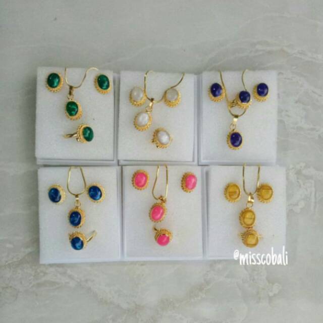 1set alpaka lapis emas ,1 kalung, sepadang anting,1 cincin