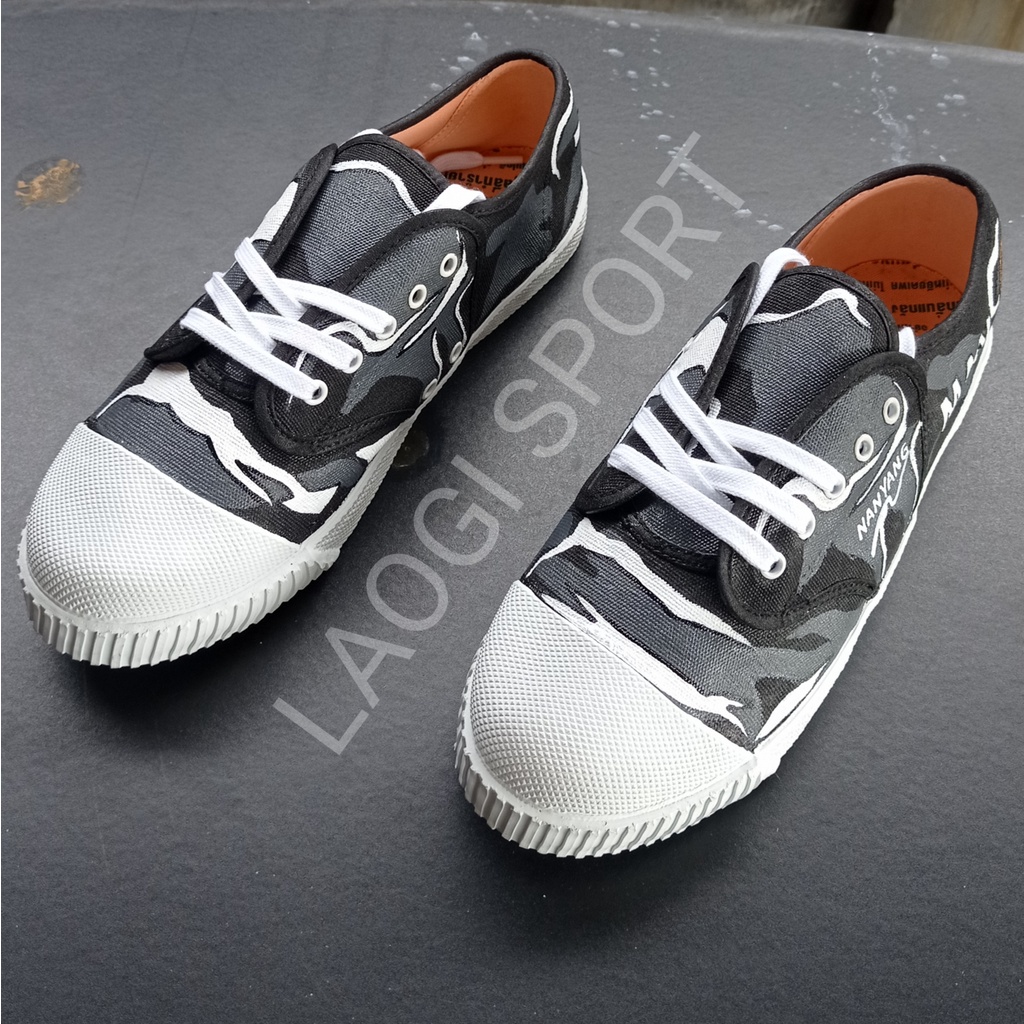 SEPATU NANYANG MOTIF LORENG PUTIH