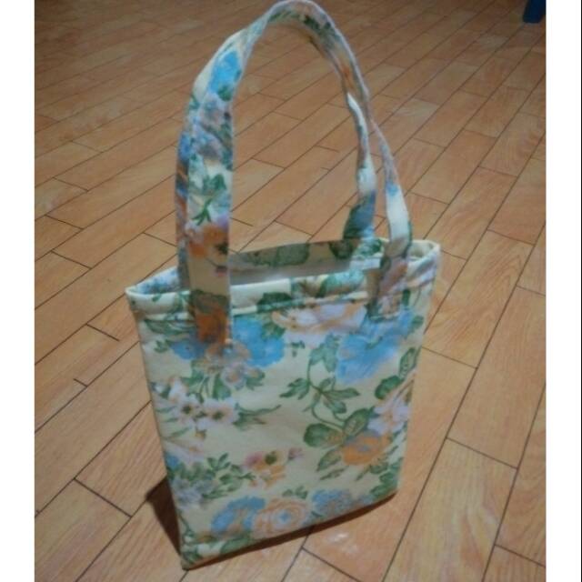 

Sovenir totebag spunbond motif lapis busa