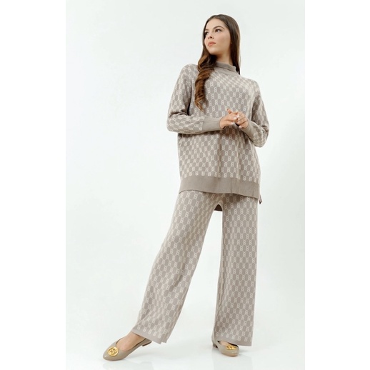 signature comfy sweater TAUPE S Buttonscarves Benang Jarum