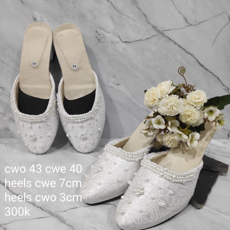 Sepatu selop pengantin sepasang set mutiara emas / putih
