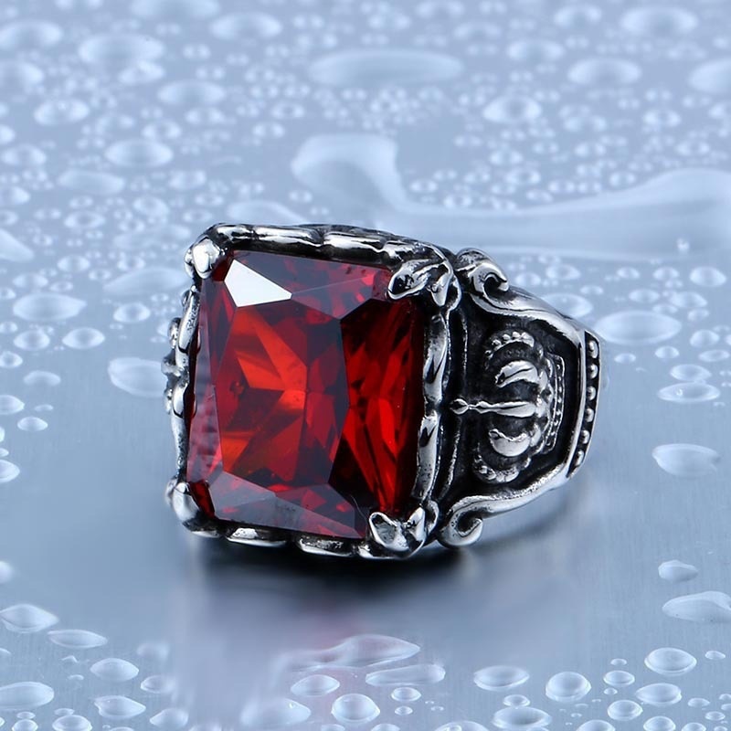 Cincin Desain Mahkota Ruby Bahan Stainless Gaya Vintage Untuk Pria