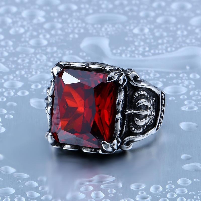 Cincin Desain Mahkota Ruby Bahan Stainless Gaya Vintage Untuk Pria