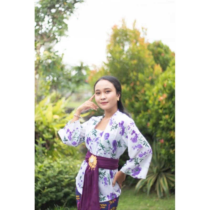 Kebaya sifon lonceng motif bunga ungu