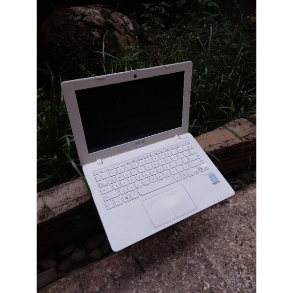 Laptop Second Asus X200M Intel N2840 Windows 10 Berlisensi Ram 4gb HDD 1T  Mulus - Laptop Bekas - Laptop Seken