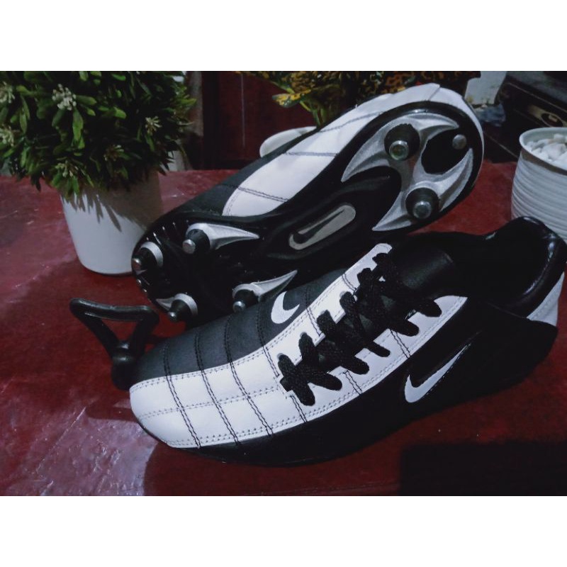 Sepatu Bola Full 6 Besi Kulit Asli