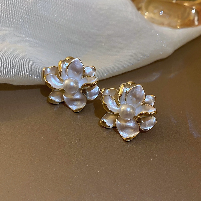 Anting Stud Bentuk Bunga Camellia Tiga Dimensi Warna Putih Gaya Retro