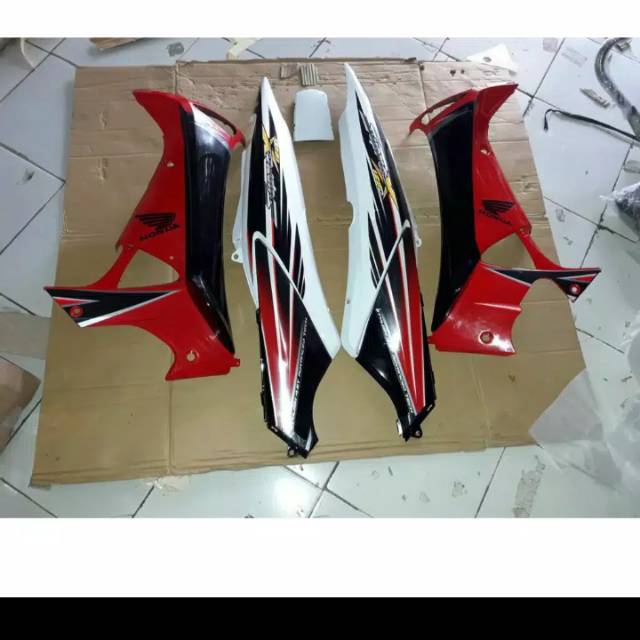 Body samping plus sayap supra x 125 old lama warna putih merah