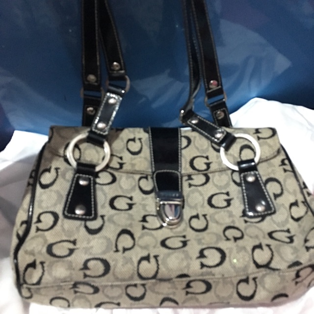 Tas guess original second mulus 90 persen bagus ga ada rusak ga ada robek jual 400 rb