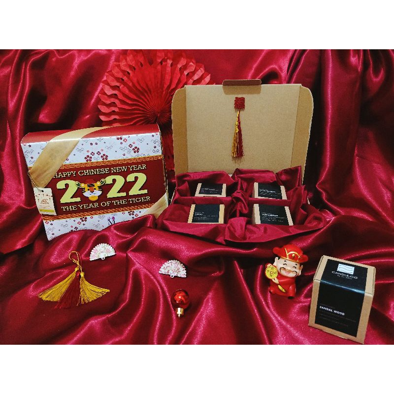 

CNY HAMPERS/LUNAR HAMPERS/SCANTED HAMPERS/HAMPERS IMLEK (4 JAR CANDLE ,1 PC COVER JAR)