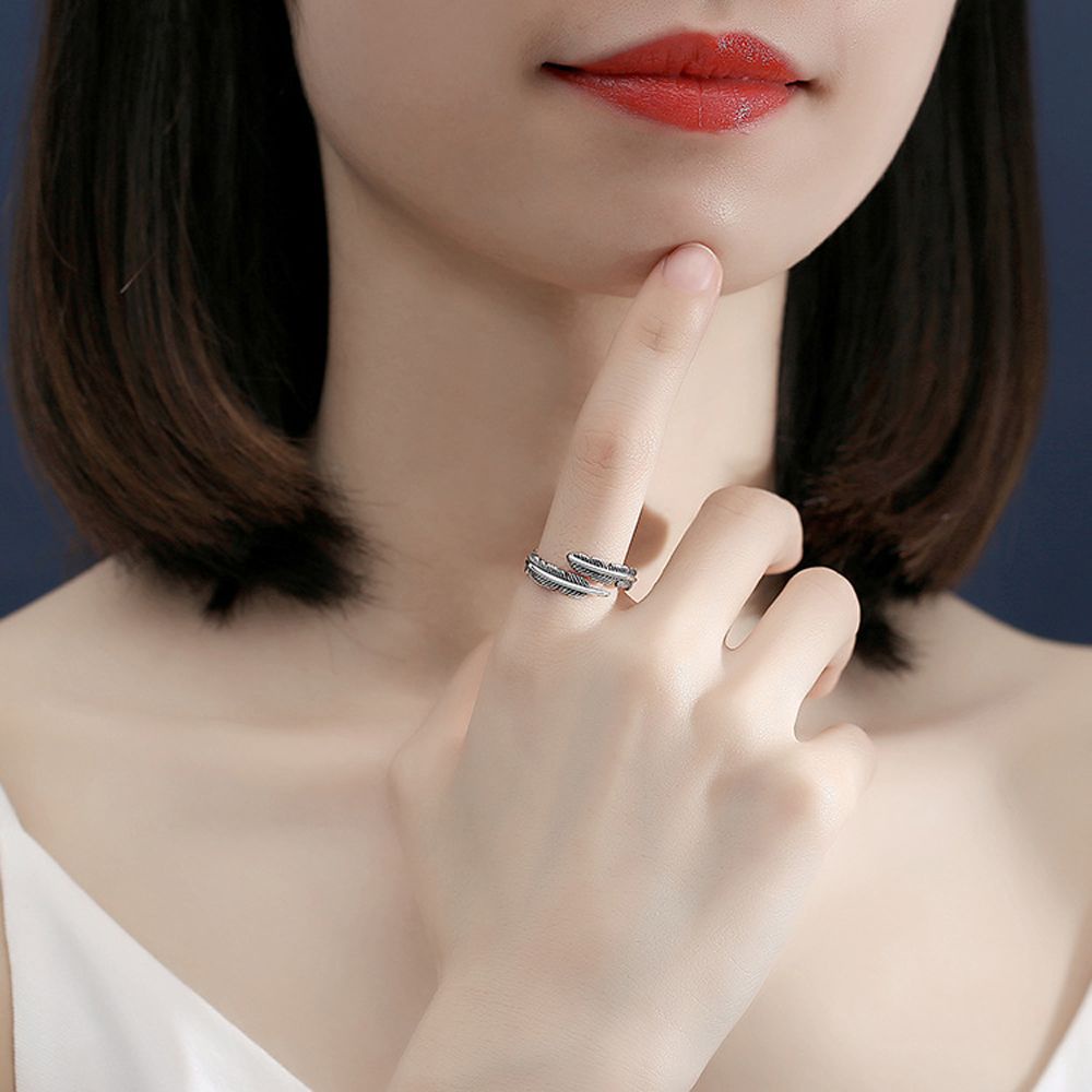 Cincin Model Terbuka Adjustable Desain Bulu Warna-Warni Gaya Punk Korea Untuk Wanita