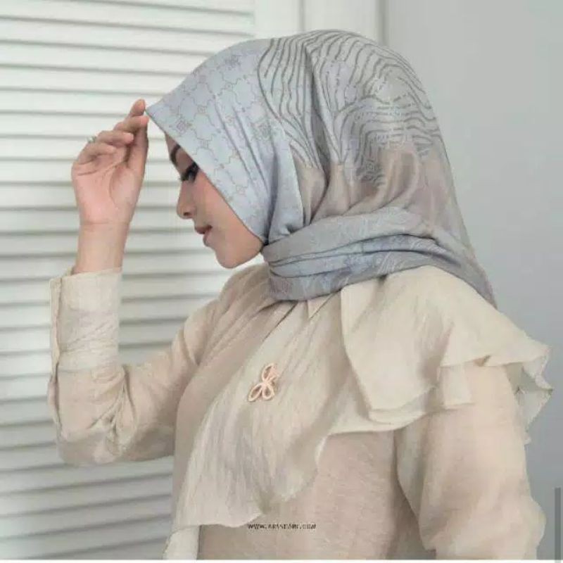 preloved ARSSCARF Alesha series in crystal BY Annisa hapsari
