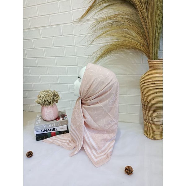 HIJAB SEGI EMPAT VOAL MOTIF BUNGA TERBARU WARNA PINK SALEM