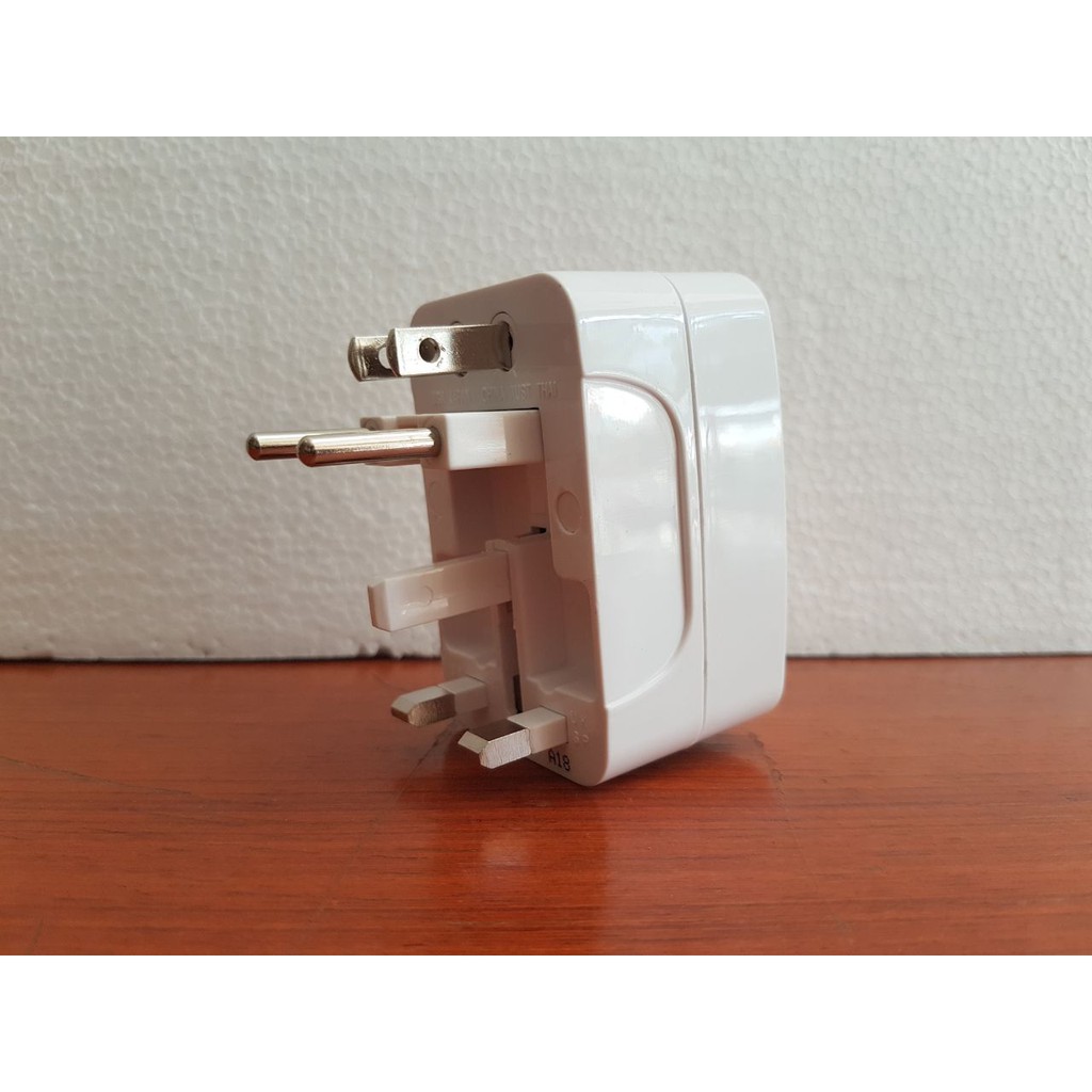 Universal travel adapter (high quality)