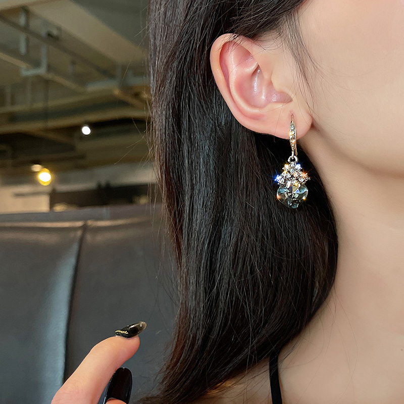 Anting Kristal Hitam Berlian Berkilau Aksesoris Telinga fashion Korea Wanita