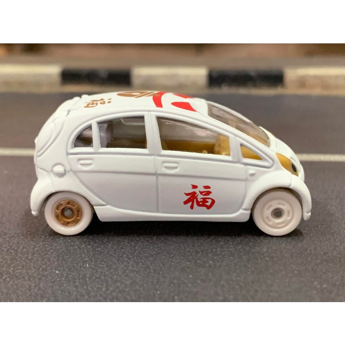 2014 Lucky Tomica Good Luck Charm Maneki Neko- Mitsubishi i-MiEV White