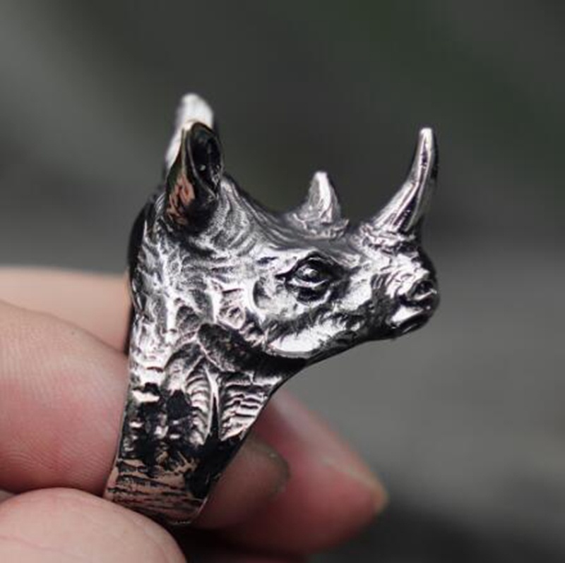 Cincin Desain Kepala Badak Bahan Stainless Steel Gaya Retro Punk Untuk Pria