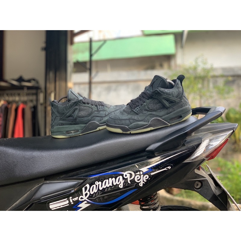 NIKE Air Jordan 4 Retro x KAWS Black Clear GID (Glow In the Dark) 930155-001