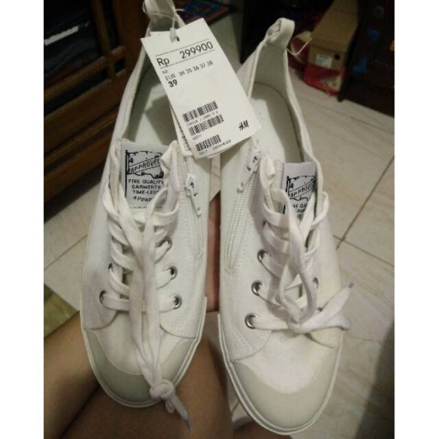 (Preloved) sepatu putih merk HnM
