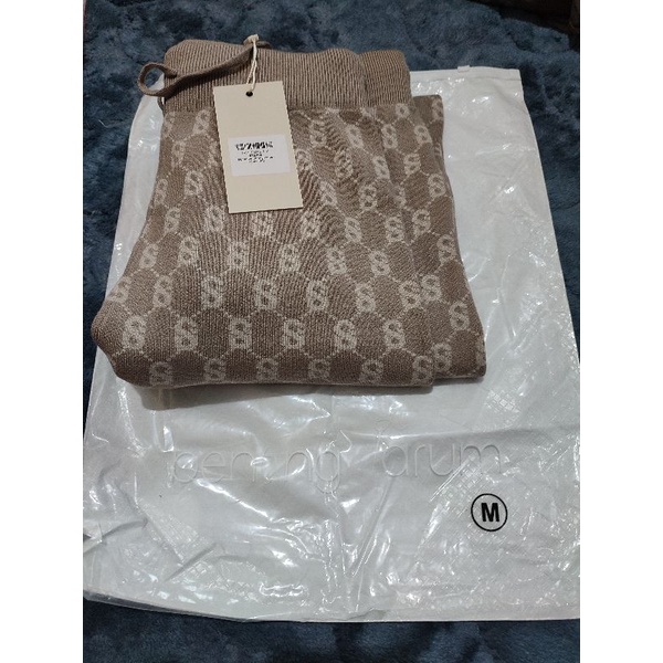 signature comfy pants size M taupe benang jarum x buttonscarves
