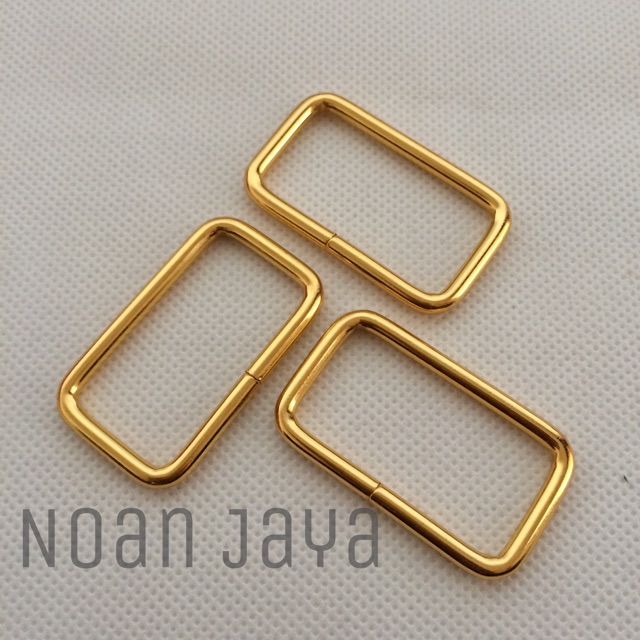 

AKSESORIS RING KOTAK TAS 3.8 CM GOLD