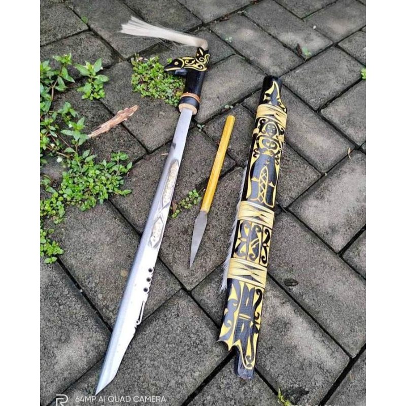 Kalimantan_Story Mandau Senjata Pusaka Khas Suku Dayak Asli Kalimantan Motif Ukir Orang Size 65cm 80