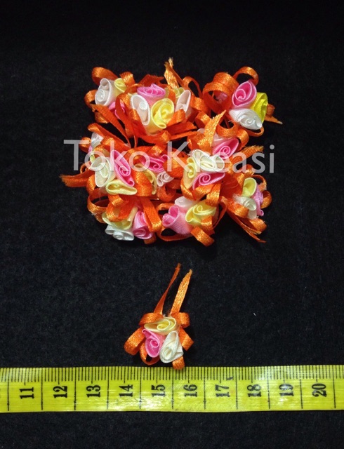 Bunga aplikasi pita satin