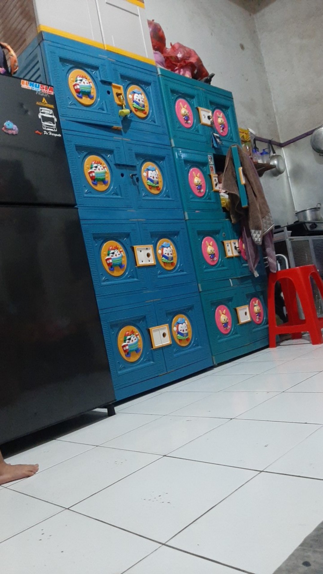 Lemari Pakaian Boneka Kecil Susun 4 Kunci. Lemari Plastik Susun 4 Kunci Boneka Kecil