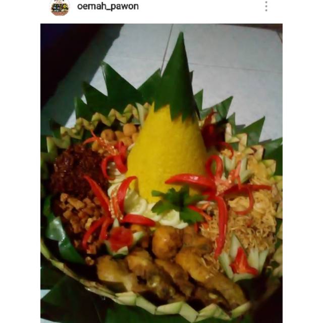 Tumpeng nasi kuning