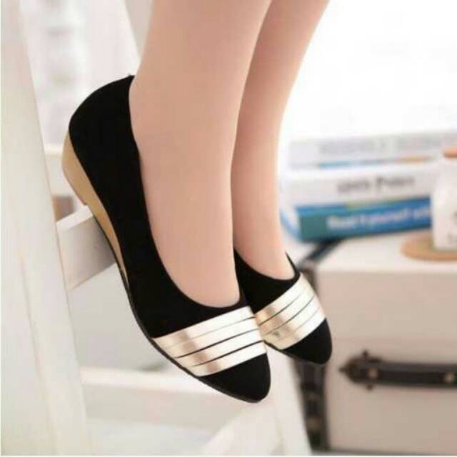 Flat Shoes Black Gold