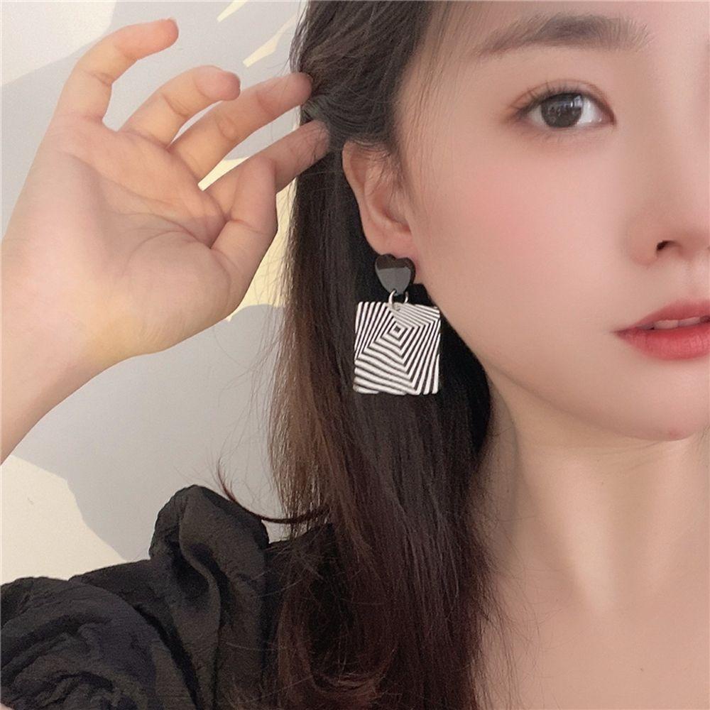 [Elegan] Checkerboard Plaid Earrings Temperamen Hati Sederhana Wanita Anting Perempuan Akrilik Hitam Dan Putih