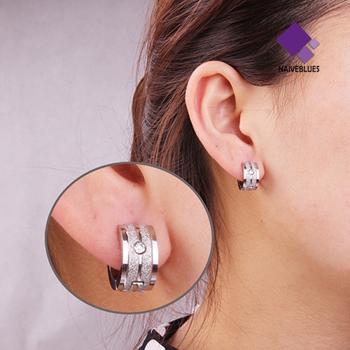 1 Pasang Anting Hoop Bahan Titanium Steel Aksen Berlian Imitasi Gaya Punk Untuk Pria Dan Wanita