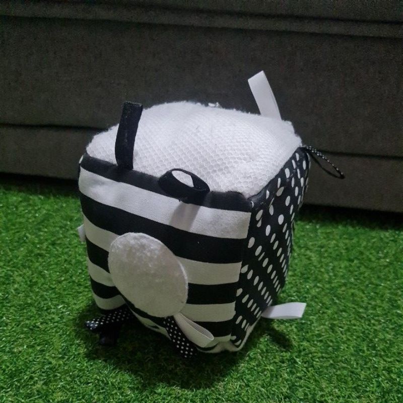 Contrast cube / sensory cube / soft book - Hitam putih